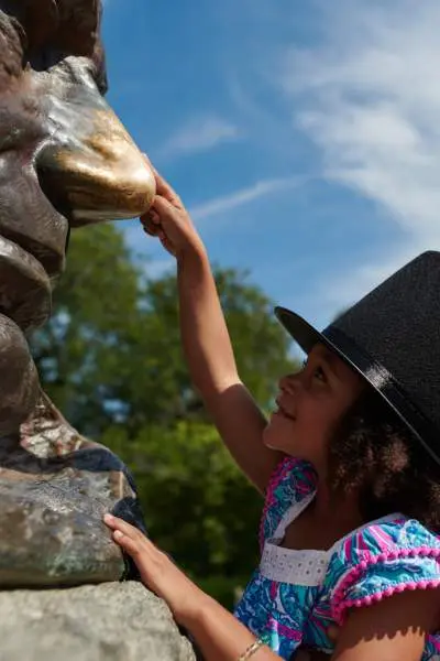 A girl rubs Lincoln's nose at his tomb