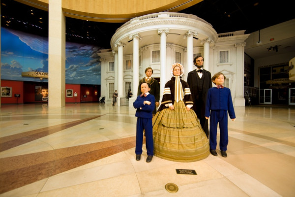 Statue of Abraham Lincoln and his family in front of the White House